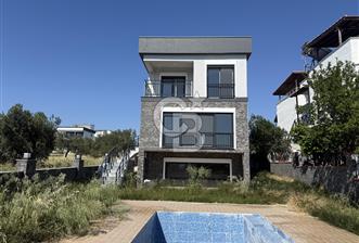 Deniz Manzaralı Plaja 2 Dakika Mesafede Satılık Lüks Villa