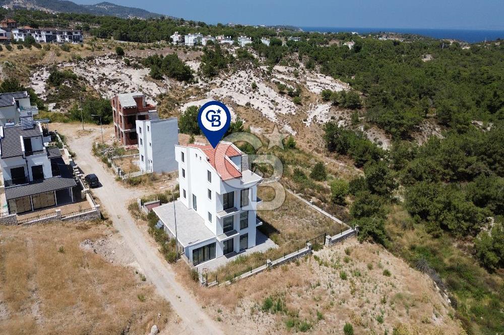 Mordoğan Kamukent Sitesi'nde 6+2 Tam Müstakil Villa