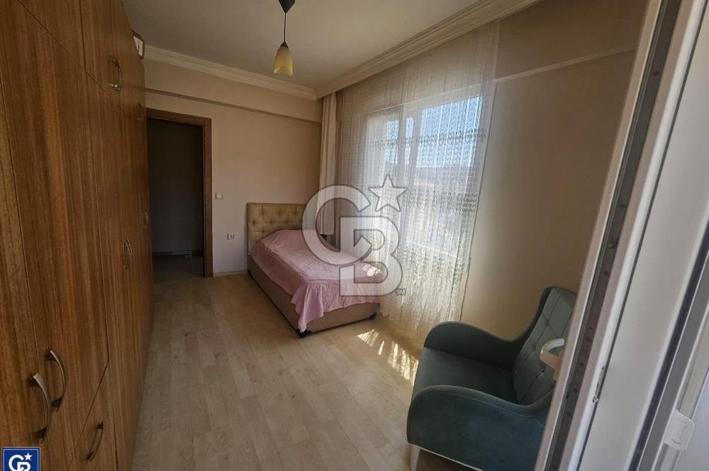 Yenifoça Merkeze Yakın Eşyalı Kiralık 2+1 Daire