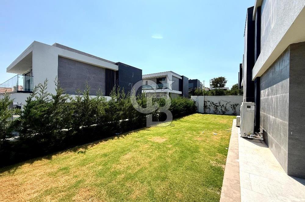 Çeşme Dalyan'da Müstakil Havuzlu Satılık Lüks Villa