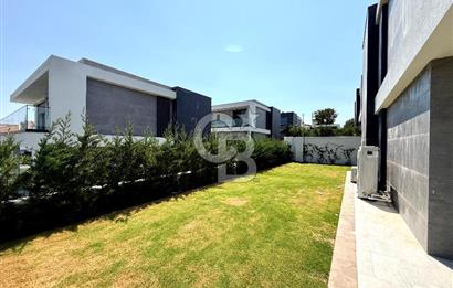 Çeşme Dalyan'da Müstakil Havuzlu Satılık Lüks Villa