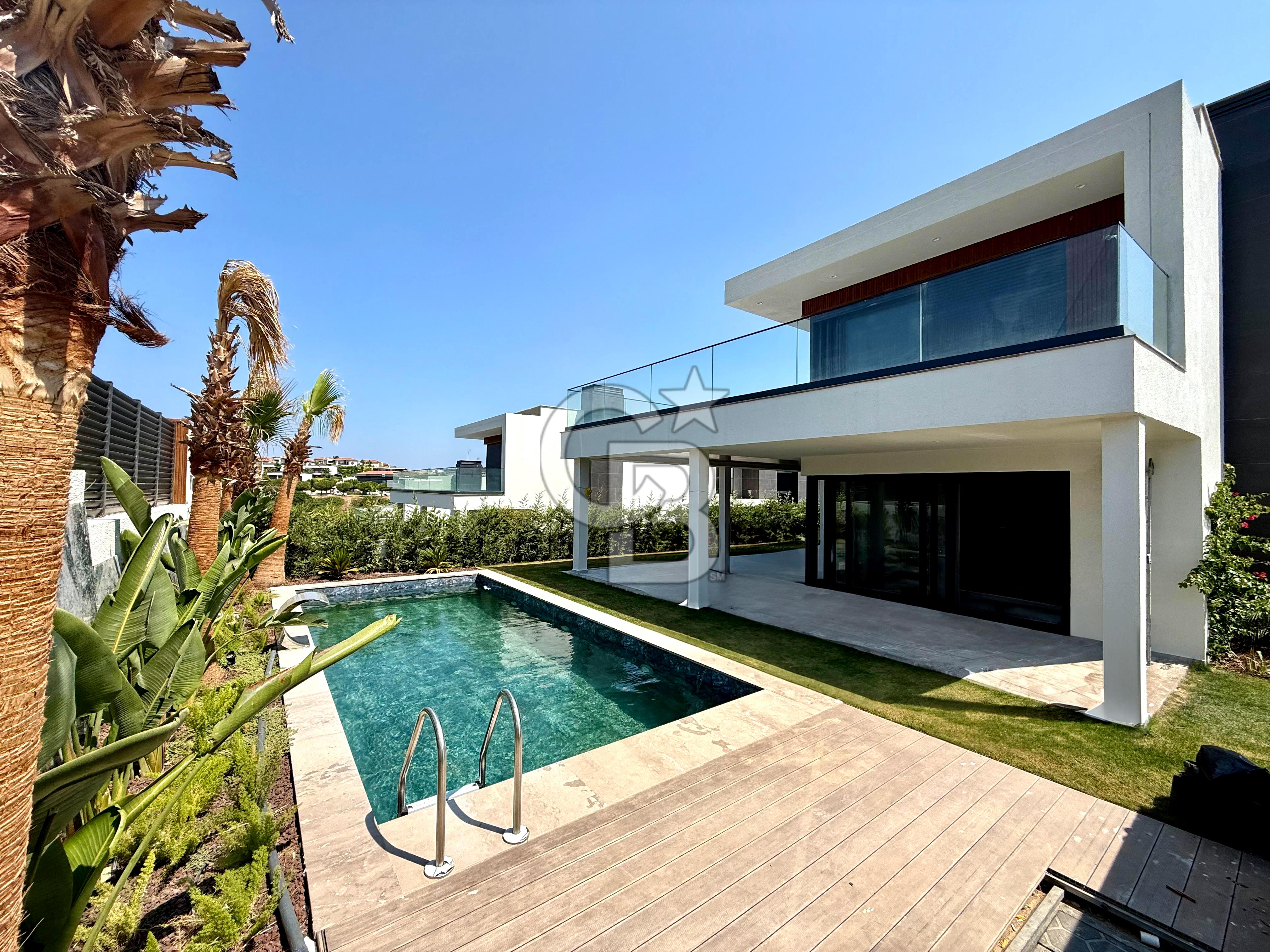 Çeşme Dalyan'da Müstakil Havuzlu Satılık Lüks Villa