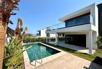 Çeşme Dalyan'da Müstakil Havuzlu Satılık Lüks Villa