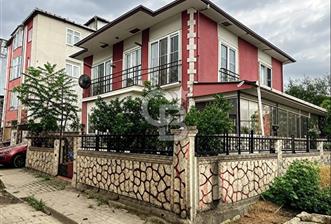 GÖLCÜK'TE MERKEZİ KONUMDA DENİZE ÇOK YAKIN SATILIK MÜSTAKİL EV