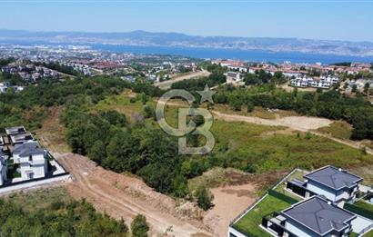 BAŞİSKELE BAHÇECİK'TE %20 İMARLI 1210 M² DENİZ MANZARALI ARSA