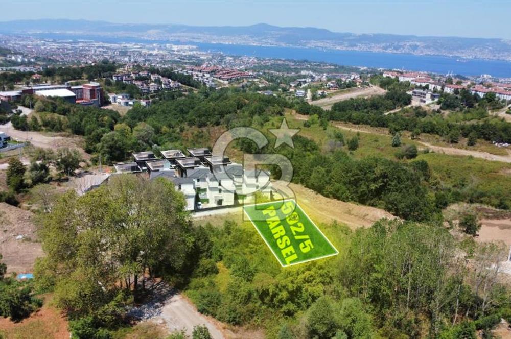 BAŞİSKELE BAHÇECİK'TE %20 İMARLI 1210 M² DENİZ MANZARALI ARSA