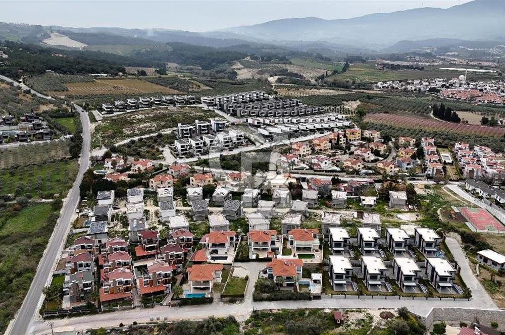 Kuşadası Soğucak ta Projeden Satılık 5+1 Villa