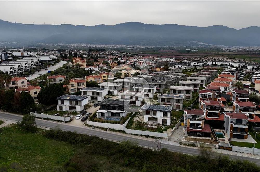 Kuşadası Soğucak ta Projeden Satılık 5+1 Villa