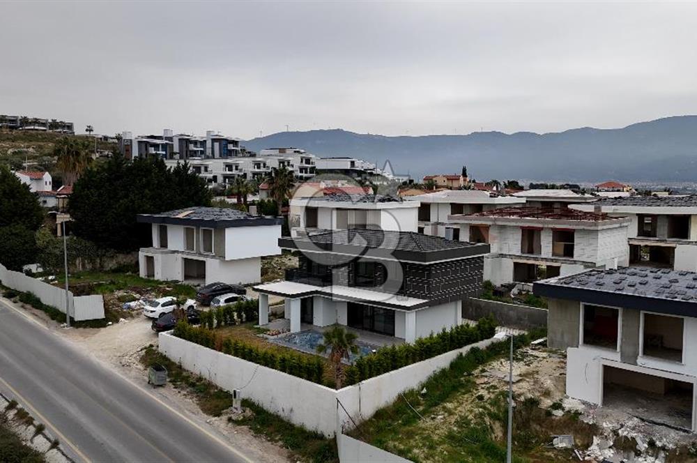 Kuşadası Soğucak ta Projeden Satılık 5+1 Villa