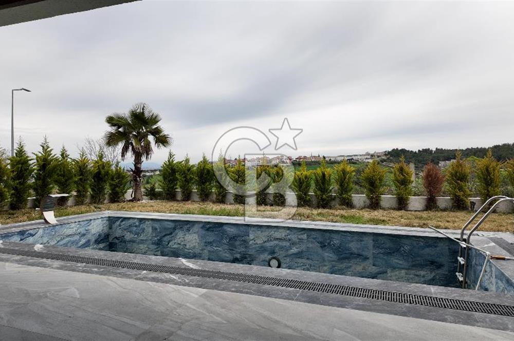Kuşadası Soğucak ta Projeden Satılık 5+1 Villa