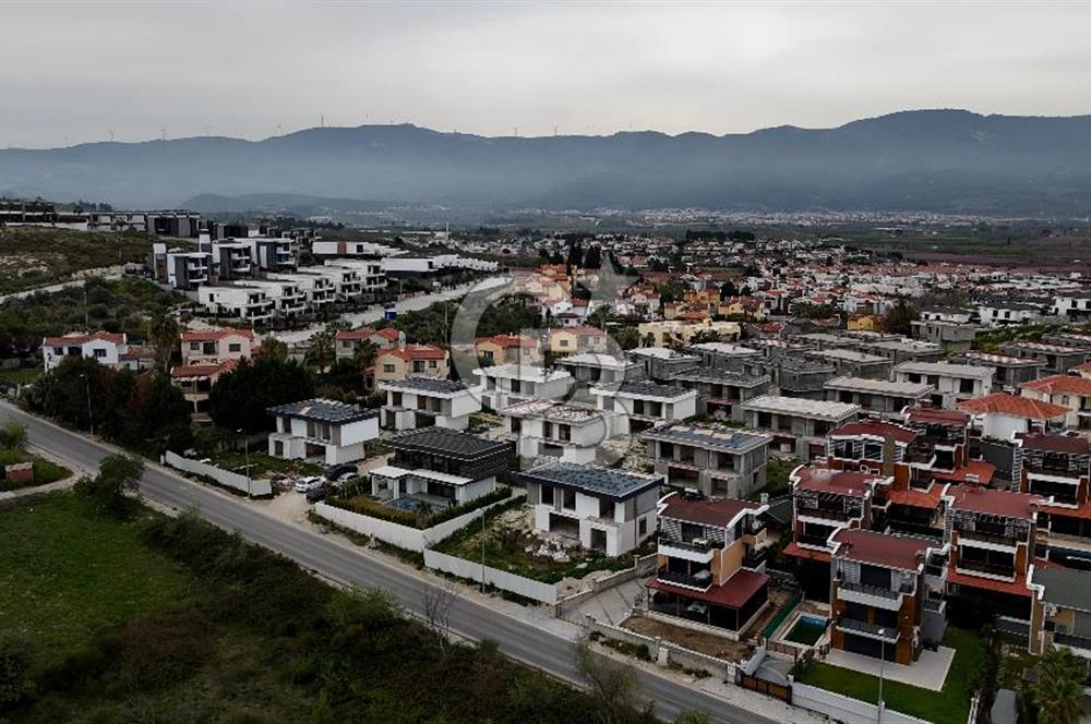 Kuşadası Soğucak ta Projeden Satılık 5+1 Villa