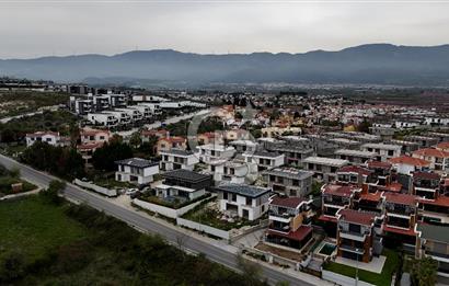 Kuşadası Soğucak ta Projeden Satılık 5+1 Villa