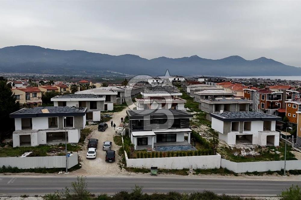 Kuşadası Soğucak ta Projeden Satılık 5+1 Villa