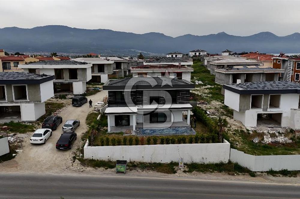 Kuşadası Soğucak ta Projeden Satılık 5+1 Villa