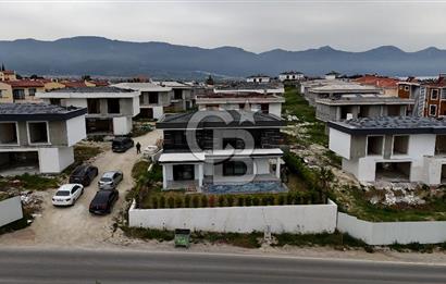 Kuşadası Soğucak ta Projeden Satılık 5+1 Villa