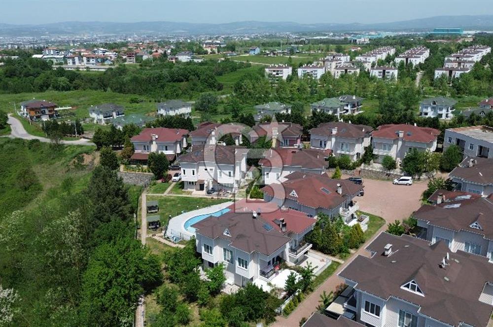 HUZUR DOLU BİR SİTEDE HARİKA SATILIK VİLLA