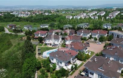 HUZUR DOLU BİR SİTEDE HARİKA SATILIK VİLLA