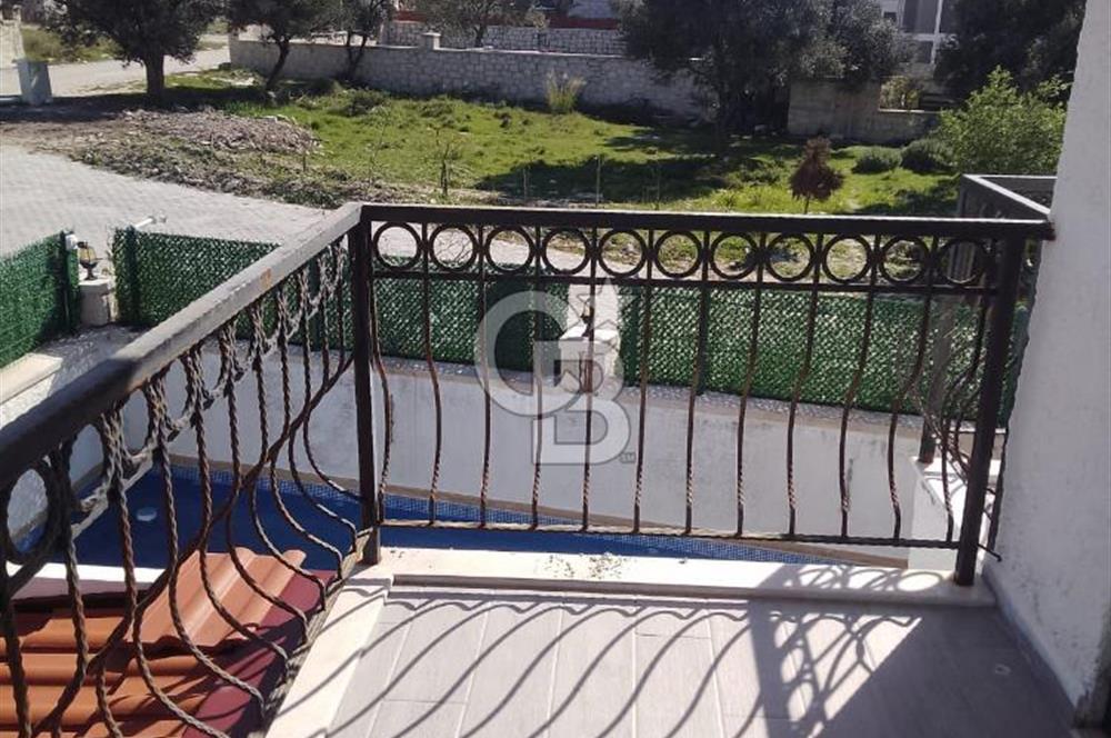 ÇEŞME ŞİFNE DE HAVUZLU 4+1 DUBLEKS EŞYALI KİRALIK VİLLA