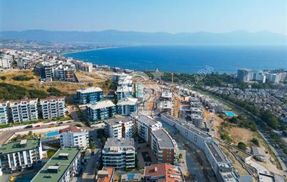 KUŞADASI PANORAMİK DENİZ MANZARALI SİTEDE ÇATI KATI 3+1 DAİRE