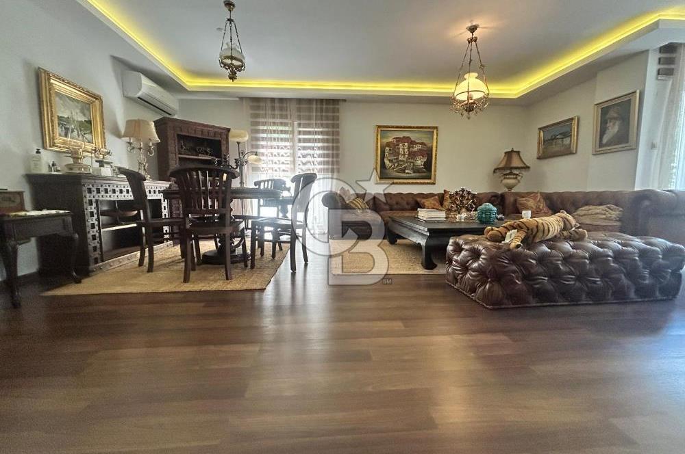 Fenerbahçe'de modern eşyalı şömineli 4+1 balkonlu daire