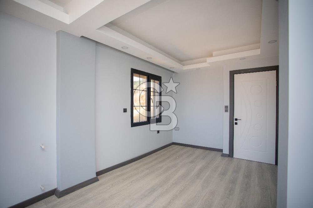 Yenifoça'da Deniz Manzaralı Müstakil Havuzlu 3+1 Tripleks Villa