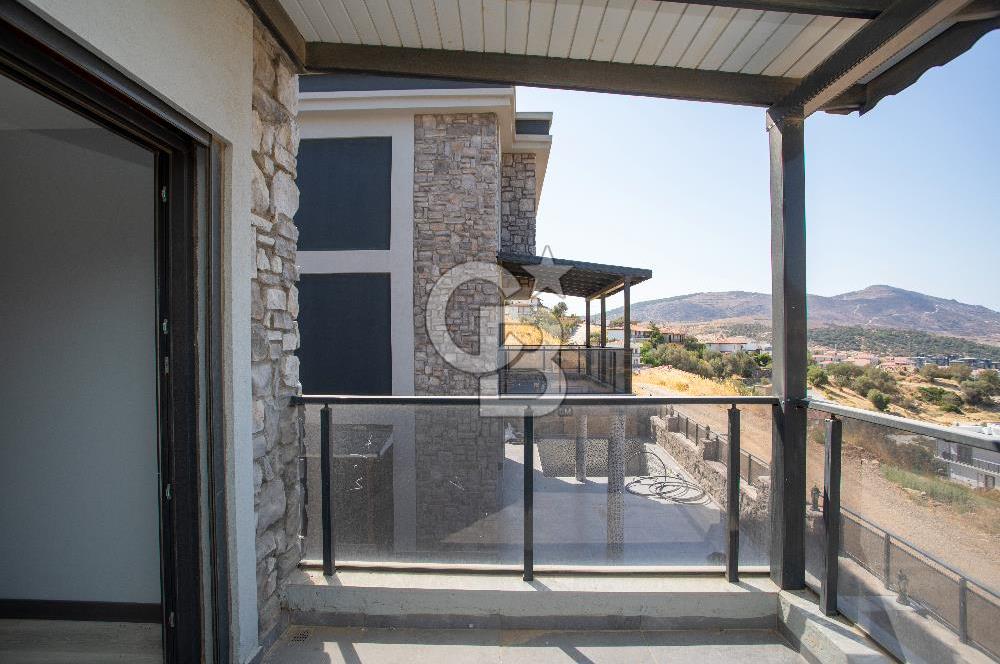 Yenifoça'da Deniz Manzaralı Müstakil Havuzlu 3+1 Tripleks Villa