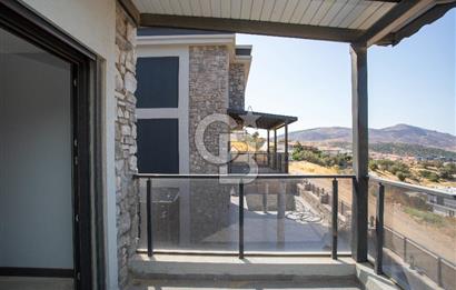 Yenifoça'da Deniz Manzaralı Müstakil Havuzlu 3+1 Tripleks Villa