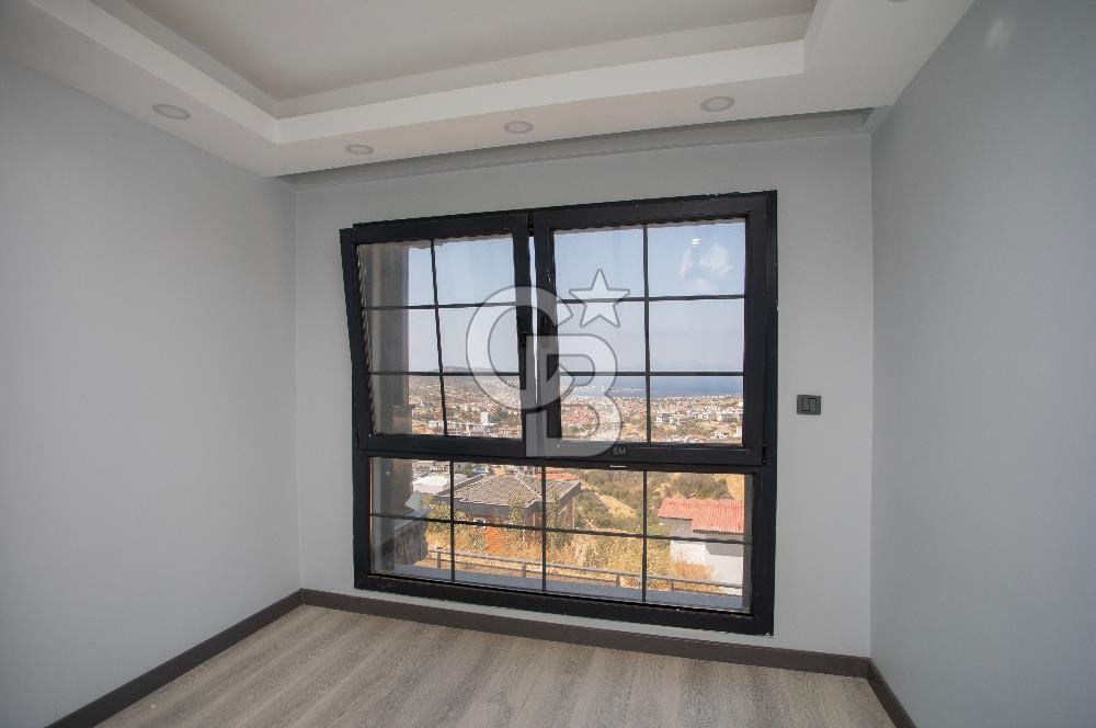 Yenifoça'da Deniz Manzaralı Müstakil Havuzlu 3+1 Tripleks Villa