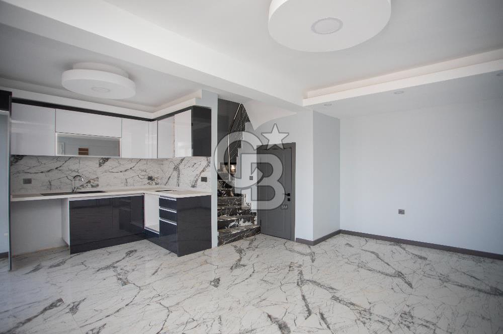 Yenifoça'da Deniz Manzaralı Müstakil Havuzlu 3+1 Tripleks Villa