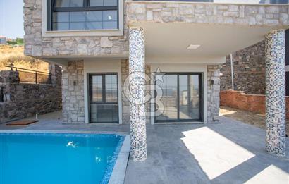 Yenifoça'da Deniz Manzaralı Müstakil Havuzlu 3+1 Tripleks Villa