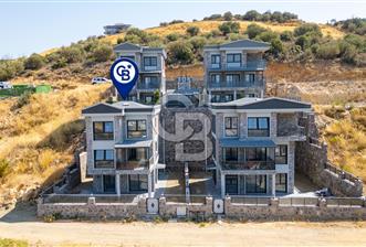 Yenifoça'da Deniz Manzaralı Müstakil Havuzlu 3+1 Tripleks Villa