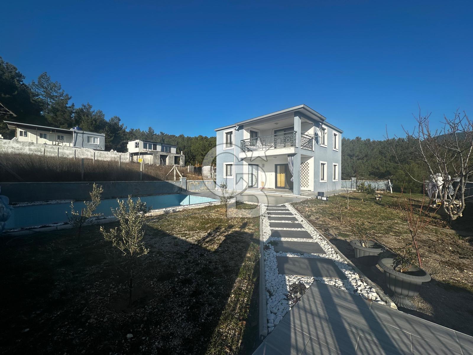 BORNOVA YAKAKÖYDE UYGUN FİYATLI SATILIK DUBLEKS HAVUZLU VİLLA