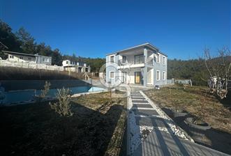 BORNOVA YAKAKÖYDE UYGUN FİYATLI SATILIK DUBLEKS HAVUZLU VİLLA