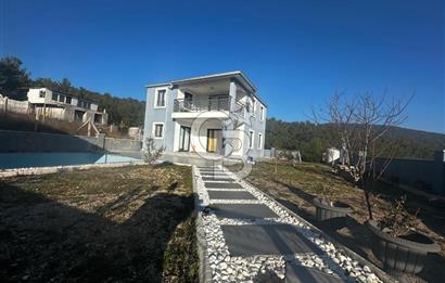 BORNOVA YAKAKÖYDE UYGUN FİYATLI SATILIK DUBLEKS HAVUZLU VİLLA