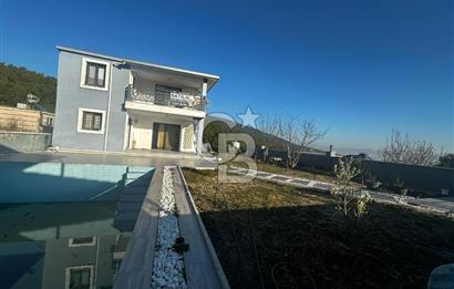 BORNOVA YAKAKÖYDE UYGUN FİYATLI SATILIK DUBLEKS HAVUZLU VİLLA