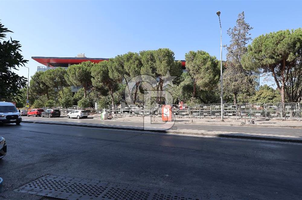 İnönü Cad. üzeri Göztepe Stadı karşısı mükemmel konumlu daire..