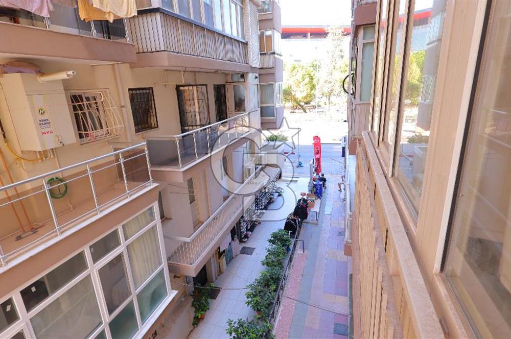 İnönü Cad. üzeri Göztepe Stadı karşısı mükemmel konumlu daire..