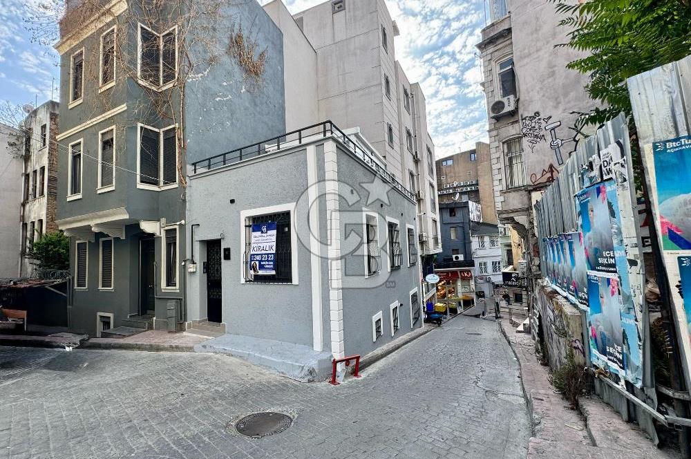 Köşe Konumda, Teraslı Tam Müstakil 3 Katlı Kiralık Bina