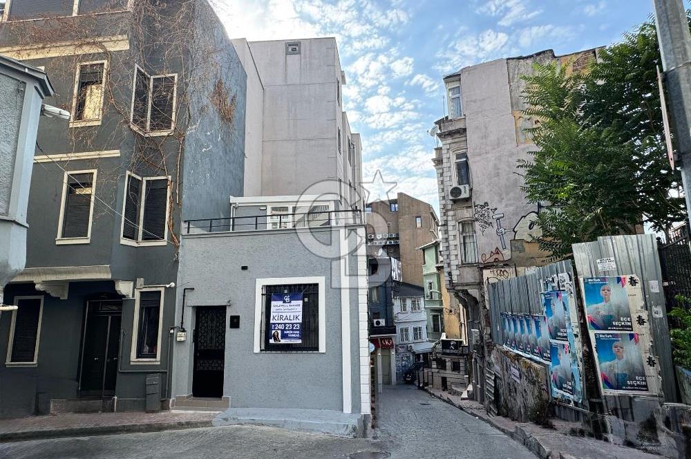 Köşe Konumda, Teraslı Tam Müstakil 3 Katlı Kiralık Bina