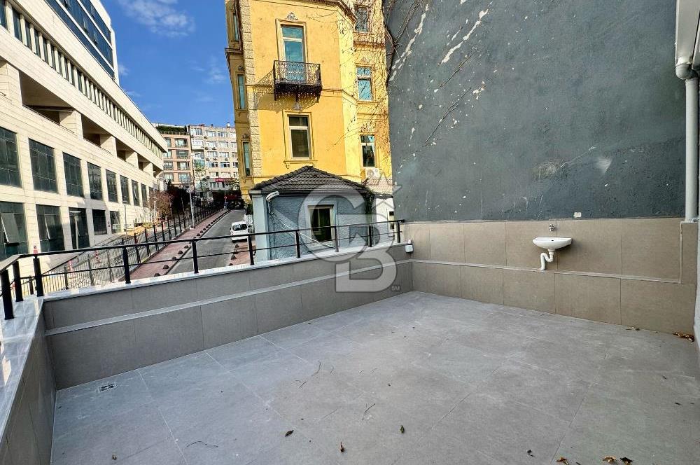 Köşe Konumda, Teraslı Tam Müstakil 3 Katlı Kiralık Bina