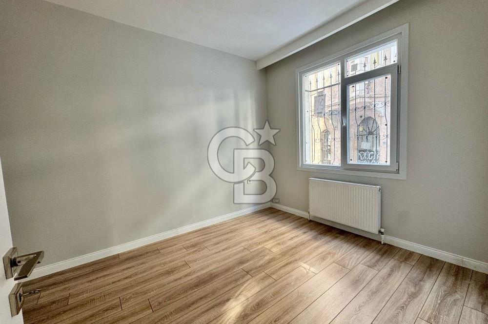 Köşe Konumda, Teraslı Tam Müstakil 3 Katlı Kiralık Bina