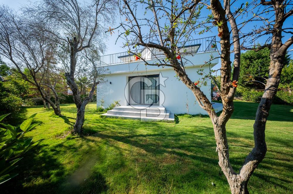 URLA KUŞÇULAR'DA 900 m²; BAHÇELİ,YEREDEN ISITMALI 3+1 LÜKS VİLLA