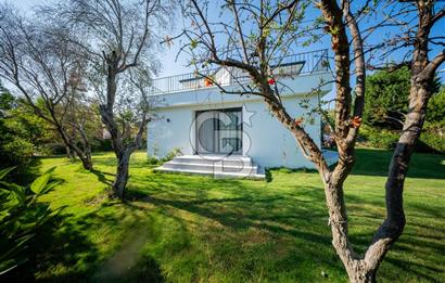 URLA KUŞÇULAR'DA 900 m²; BAHÇELİ,YEREDEN ISITMALI 3+1 LÜKS VİLLA