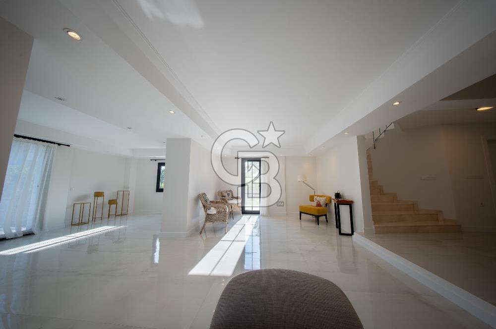 URLA KUŞÇULAR'DA 900 m²; BAHÇELİ,YEREDEN ISITMALI 3+1 LÜKS VİLLA