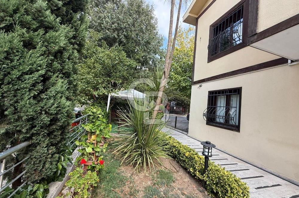 Koşuyolu'nda Özel Otoparklı, Bahçeli, Bakımlı Kiralık 9+2 Villa