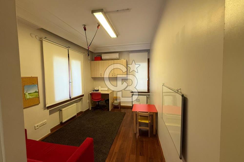 Koşuyolu'nda Özel Otoparklı, Bahçeli, Bakımlı Kiralık 9+2 Villa