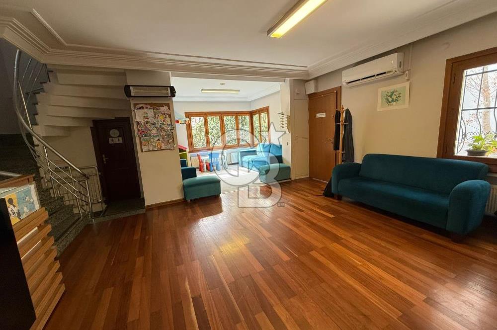 Koşuyolu'nda Özel Otoparklı, Bahçeli, Bakımlı Kiralık 9+2 Villa