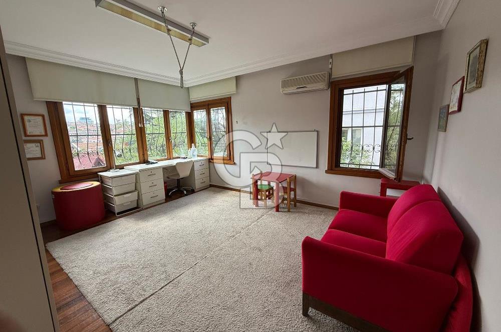 Koşuyolu'nda Özel Otoparklı, Bahçeli, Bakımlı Kiralık 9+2 Villa