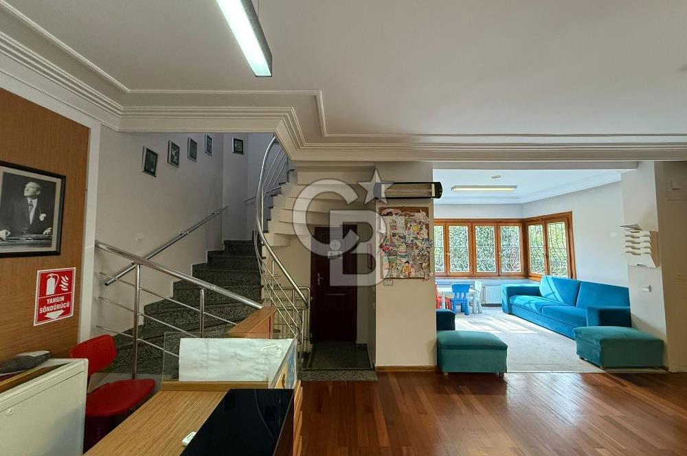 Koşuyolu'nda Özel Otoparklı, Bahçeli, Bakımlı Kiralık 9+2 Villa