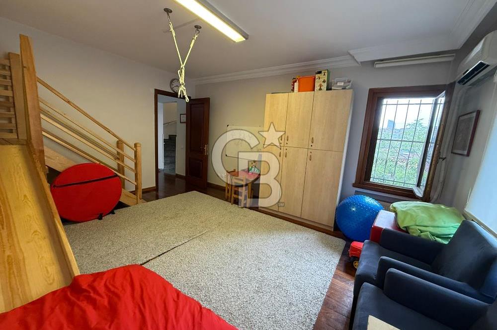 Koşuyolu'nda Özel Otoparklı, Bahçeli, Bakımlı Kiralık 9+2 Villa